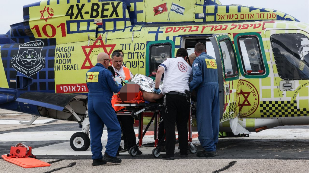 תיעוד: מפינויו של נהג אוטובוס שנפצע באורח קשה מפגיעת רסיס בקריית שמונה