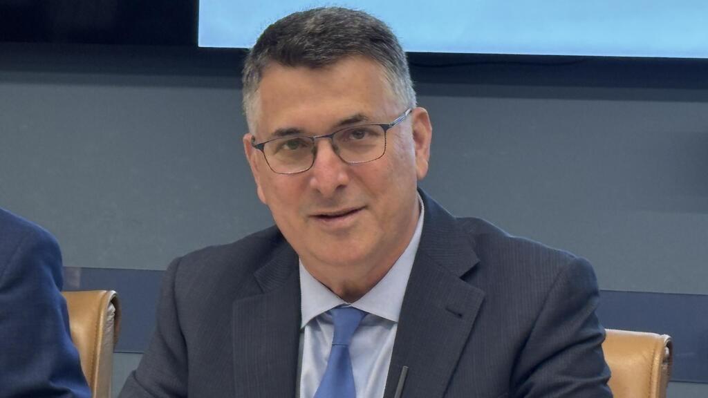 גדעון סער וח"כ מישל בוסקילה בהצהרה לתקשורת