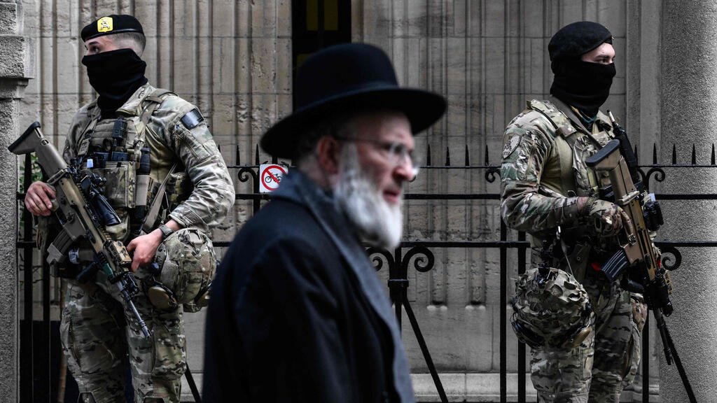 חיילים חמושים מאבטחים את בית הכנסת במרכז אנטוורפן