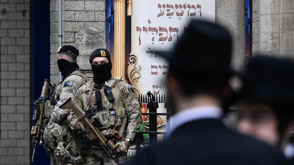 Belgian soldiers guard synagogues (Photo: John Thys/AFP) חיילים מאבטחים את בתי הכנסת בבלגיה