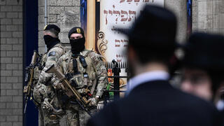 חיילים מאבטחים את בתי הכנסת בבלגיה