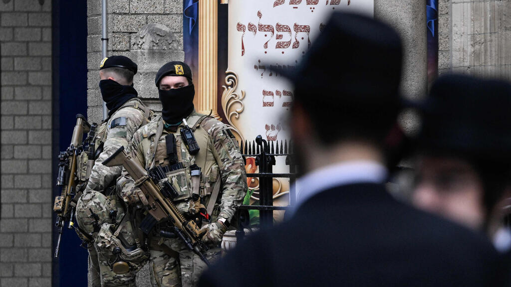 חיילים מאבטחים את בתי הכנסת בבלגיה