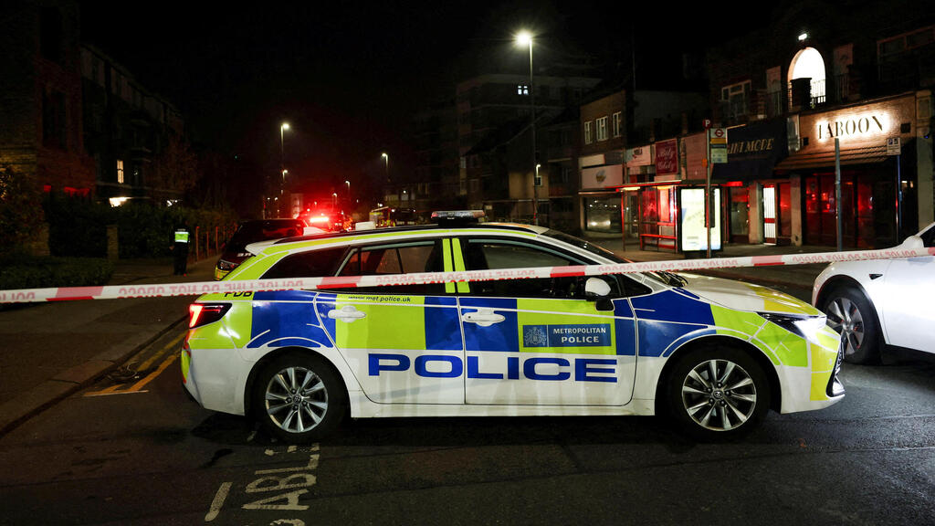 ניידת משטרה בזירה בלונדון