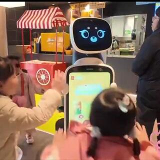 הרובוטים האנושיים בסניף מקדונלד'ס בשנגחאי