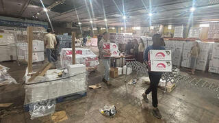 אורזים חבילות מזון