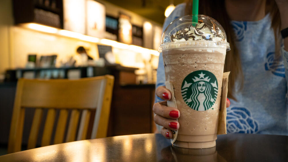 Айс-кофе Starbucks (Фото: Y. RAEWONGKHOT, shutterstock ) אייס קפה
