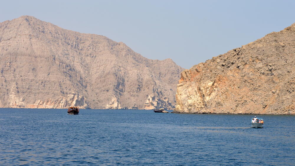 Ships near the Strait of Hormuz (Photo: curioussnapshots/shutterstock) ארכיון ספינות טען ליד מצר הורמוז