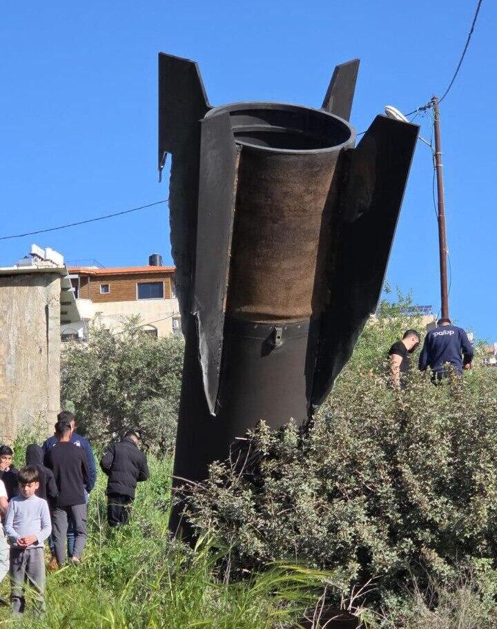 שברי טיל שנפלו בצומת גיתי אבישר שבשומרון 