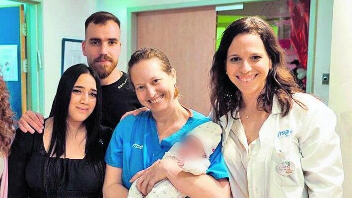 מימין לשמאל: ד"ר כלנית הרשקוביץ-שפורן, ד"ר סיוון גולדסטיין עם התינוקת רוני, ההורים ספיר ושלומי מויאל, האחות מלי מזל הרוש ופרופ' אדי ויסבוך