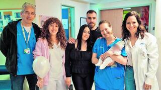 מימין לשמאל: ד"ר כלנית הרשקוביץ-שפורן, ד"ר סיוון גולדסטיין עם התינוקת רוני, ההורים ספיר ושלומי מויאל, האחות מלי מזל הרוש ופרופ' אדי ויסבוך