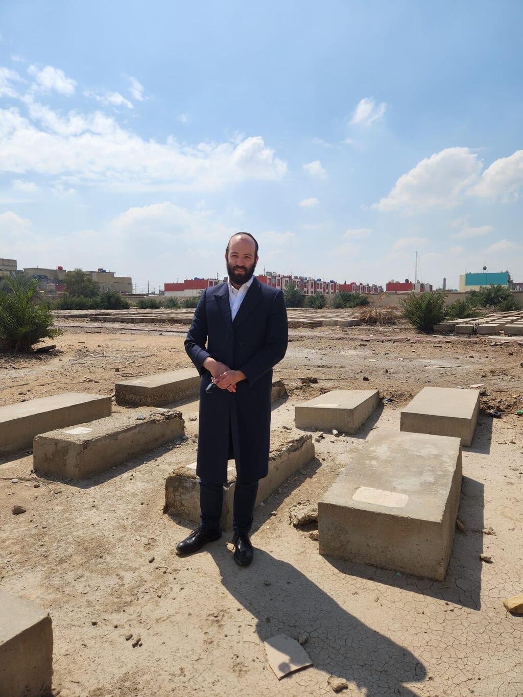 בבית הקברות בעיראק