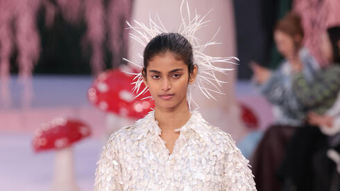 בהוויטה מנדבה צועדת על המסלול של שאנל