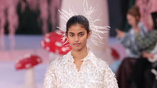 בהוויטה מנדבה צועדת על המסלול של שאנל