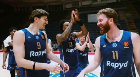 שחקני מכבי תל אביב חוגגים