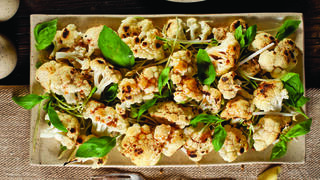 סלט כרובית צלויה ברוטב מתובל