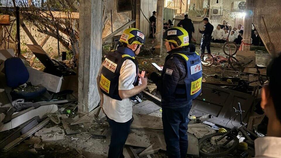 На месте обстрела в Бней-Браке (Фото: оперативная съемка МАДА) פגיעה במבנה בבני ברק