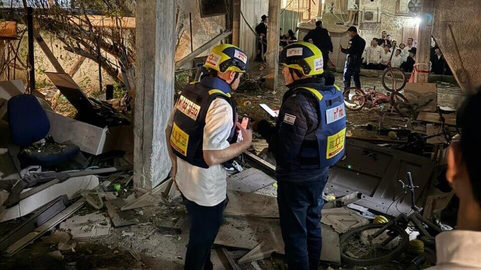 סריקות במבנה שנפגע בבני ברק