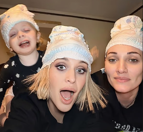 קלי, בנה סידני והספרית (צילום: אינסטגרם) קלי אוסבורן