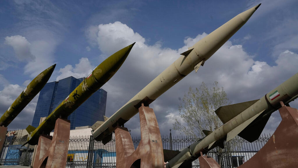Missile display in Tehran (Photo: AP Photo/Vahid Salemi) תצוגת טילים בטהרן