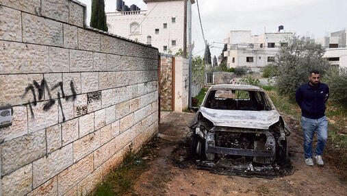 רכב פלסטיני שהוצת  בפרעות ליד שכם