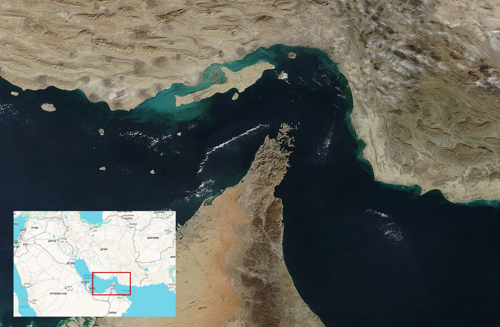 The Strait of Hormuz (Photo: MODIS Land Rapid Response Team, NASA GSFC, Google Mpas) כשהלוח הקשיח פגש את ההרים הרכים נוצר המצר בעל הצורה הייחודית. מצר הורמוז בצילום לוויין. האזור מסומן באדום במפת האזור | צילום: MODIS Land Rapid Response Team, NASA GSFC, Google Mpas
