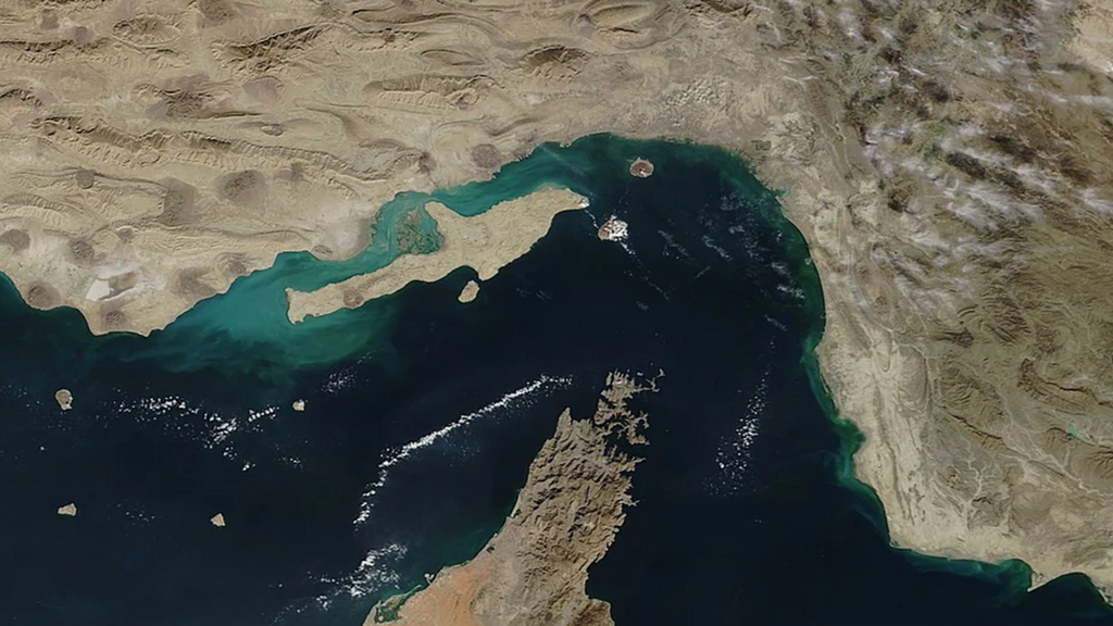כשהלוח הקשיח פגש את ההרים הרכים נוצר המצר בעל הצורה הייחודית. מצר הורמוז בצילום לוויין. האזור מסומן באדום במפת האזור | צילום: MODIS Land Rapid Response Team, NASA GSFC, Google Mpas