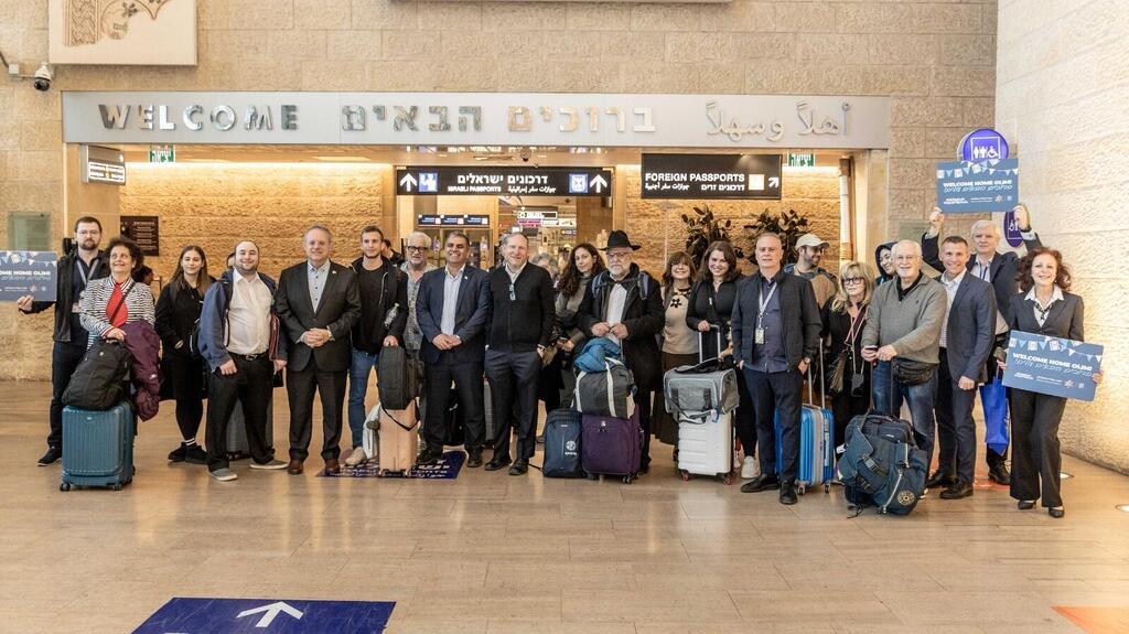 Olim welcomed at Ben Gurion Airport by Ofir Sofer, Minister of Aliyah and Integration, Nefesh B’Nefesh Co-Founder and Executive Director Rabbi Yehoshua Fass, and Chairman of the World Zionist Organization Yaakov Hagoel (Photo: Elisha Henkin) Olim arive amid war
