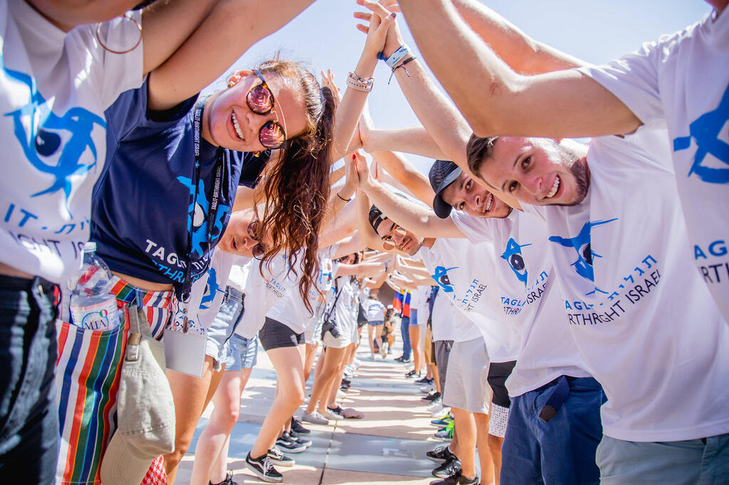 Participants on a Birthright Israel trip take part in a group activity in Israel (Photo: Birthright Israel) Participants on a Birthright Israel trip take part in a group activity in Israel