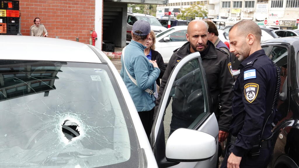 מכונית ניזוקה  כתוצאה משברי היירוט בנפילה בגבעתיים