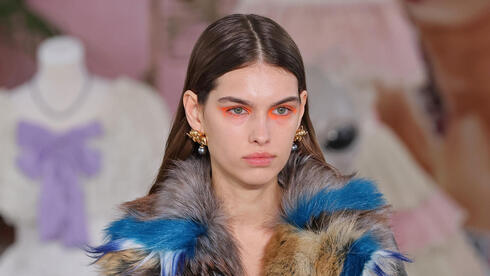 דוגמנית על המסלול של דיזל