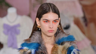 דוגמנית על המסלול של דיזל