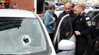 מכונית ניזוקה  כתוצאה משברי היירוט בנפילה בגבעתיים