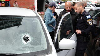 מכונית ניזוקה  כתוצאה משברי היירוט בנפילה בגבעתיים