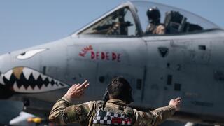 מטוס A-10 של צבא ארה"ב שצד סירות איראניות ב מצר הורמוז