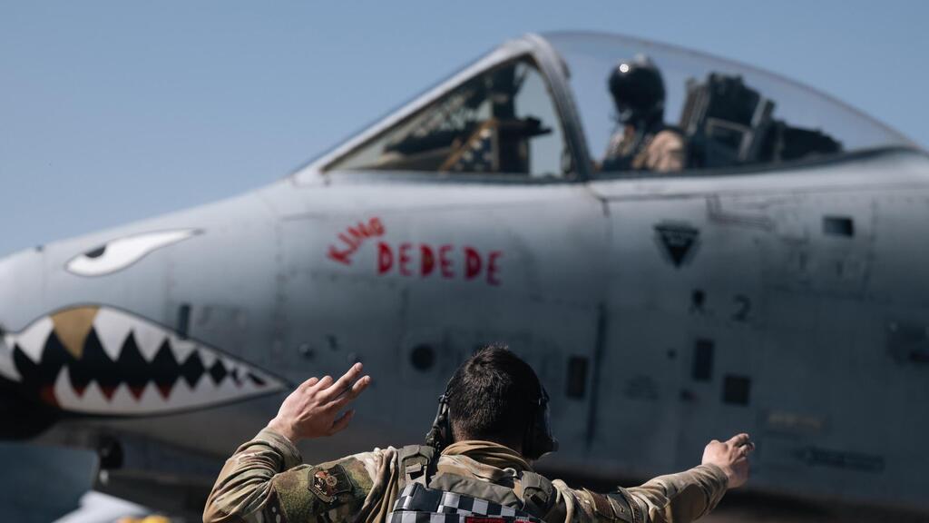 Ударный самолет А-10 ВВС США (Фото: CENTCOM) מטוס A-10 של צבא ארה"ב שצד סירות איראניות ב מצר הורמוז