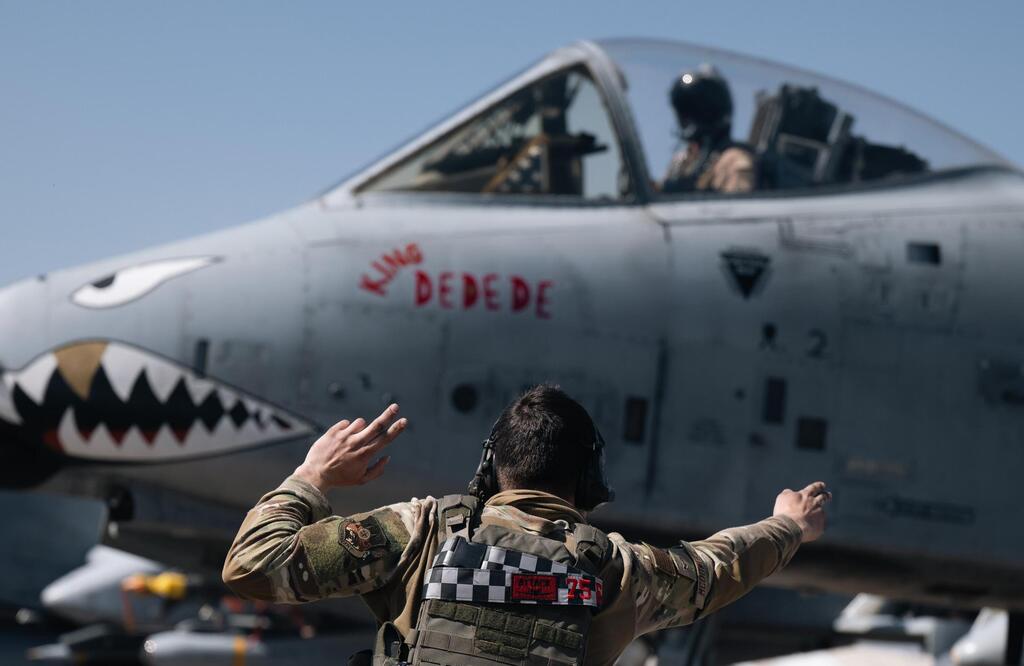 מטוס A-10 של צבא ארה"ב שצד סירות איראניות ב מצר הורמוז