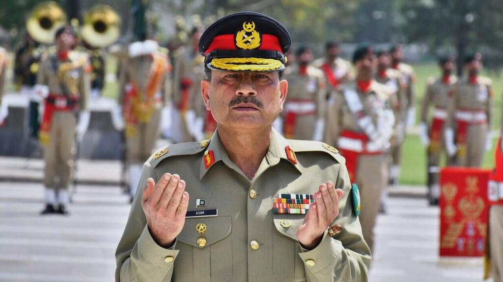 רמטכ"ל צבא פקיסטן אסים מוניר בטקס צבאי במאי 2025 