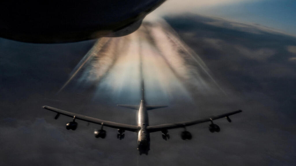 מטוס בואינג KC-135 סטרטוטנקר מתדלק מפציץ בואינג B-52 סטרטופורטרס