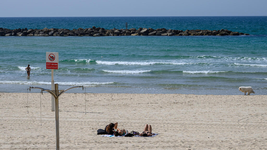 חוף בתל אביב במהלך המלחמה