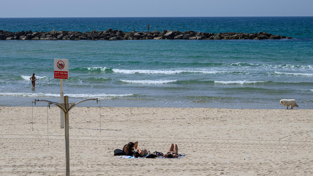 חוף בתל אביב במהלך המלחמה