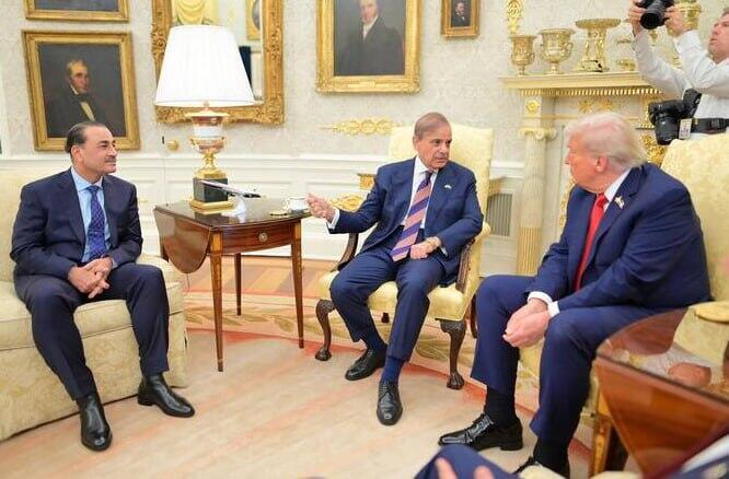 Pakistan Army Chief Field Marshal Asim Munir, left, with US President Donald Trump and Pakistani Prime Minister Shehbaz Sharif at the White House in September 2025 ספטמבר 2025 רמטכ"ל צבא פקיסטן אסים מוניר (שמאל) לצד נשיא ארה"ב דונלד טראמפ וראש ממשלת פקיסטן שהבאסז שריף בבית הלבן