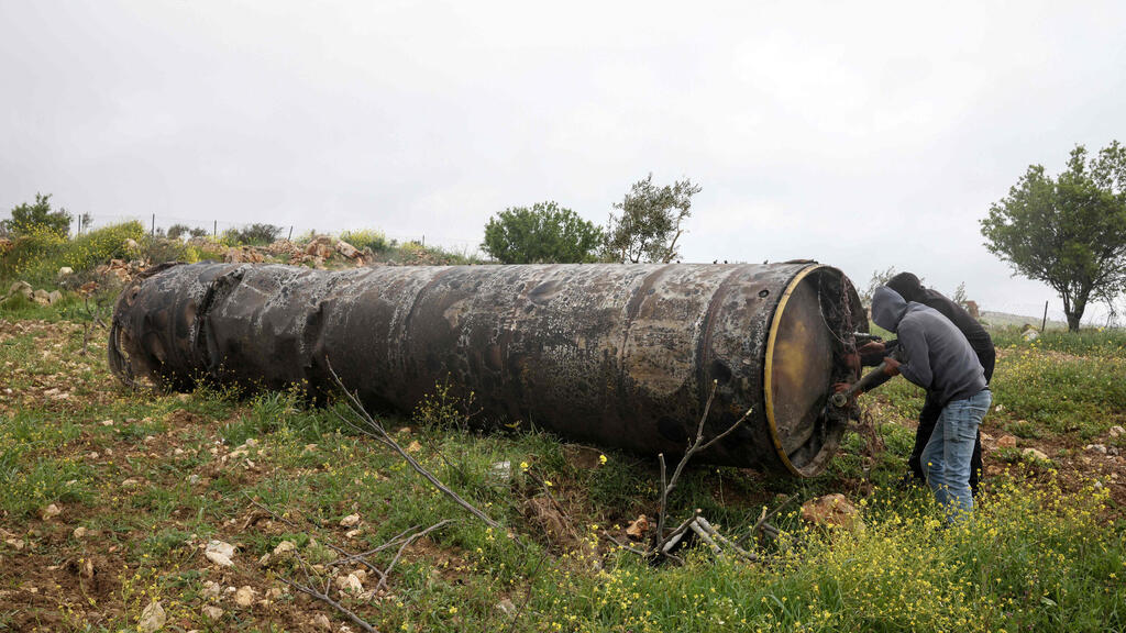 Iranian ballistic missile fragment in the West Bank (Photo: Zain Jaafar/ AFP) חלקיק טיל שנפל בכפר ביתין