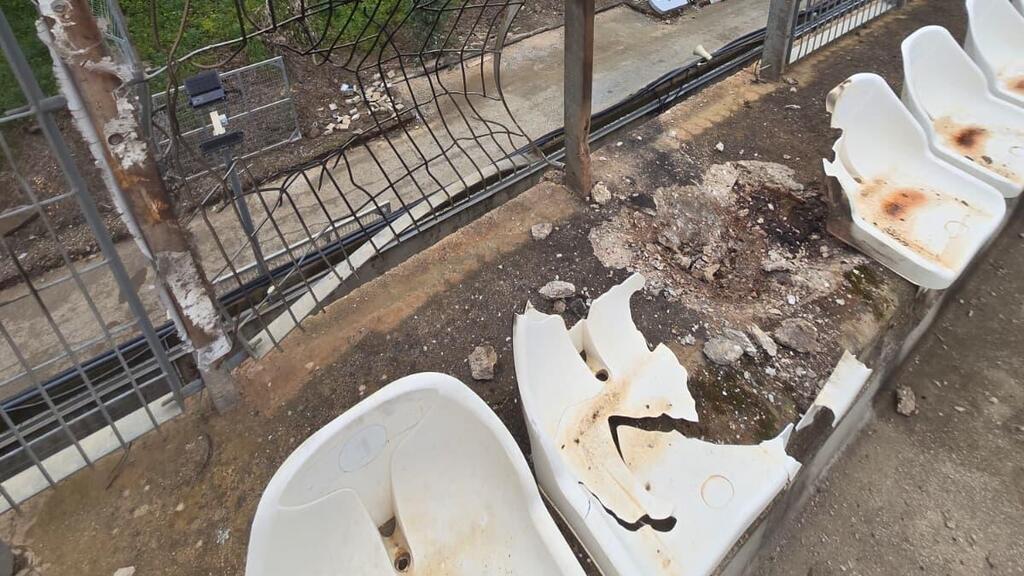 Повреждения на стадионе в Кирьят-Шмоне (Фото предоставлено клубом "Ирони Кирьят-Шмона") האצטדיון העירוני בקריית שמונה נפגע מטיל