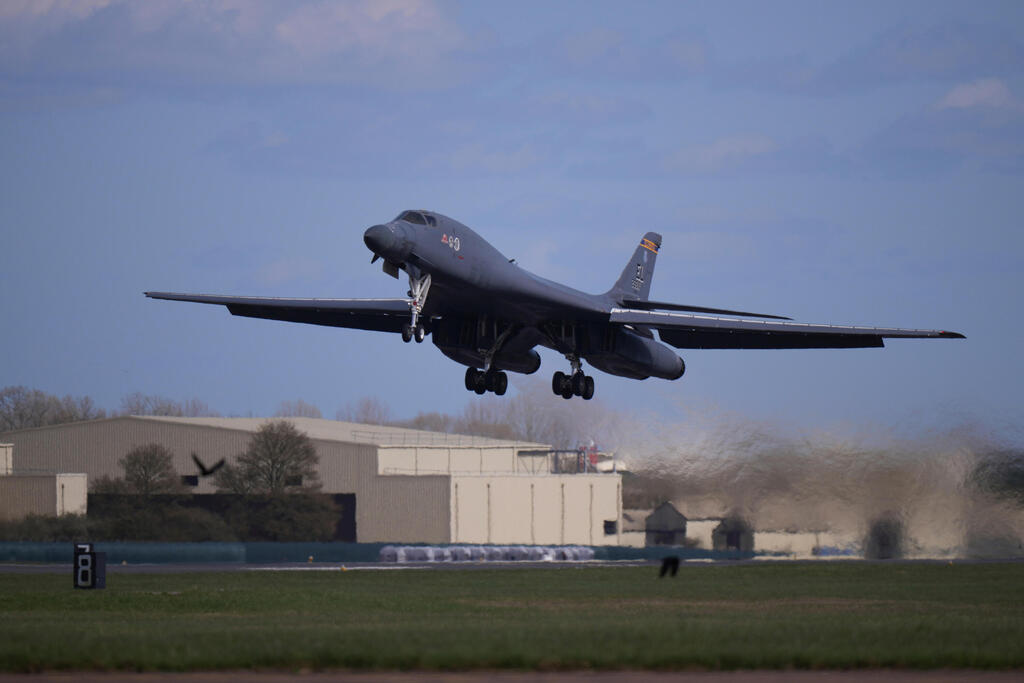 US B-1 Lancer strategic bomber takes off from RAF Fairford in Britain ahead of a strike on Iran (Photo: AP Photo/Alastair Grant) מפציץ אסטרטגי מדגם B-1 לנסר של ארה"ב ממריא מבסיס פיירפורד ב בריטניה לקראת תקיפה ב איראן