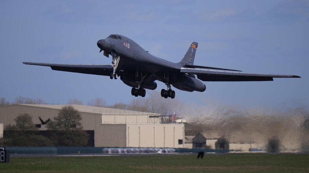 מפציץ B-1 ממריא מבריטניה