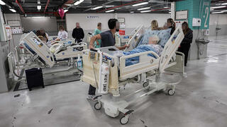 "מחליפים חיתול וכולם רואים": חניונים שהפכו לבתי"ח