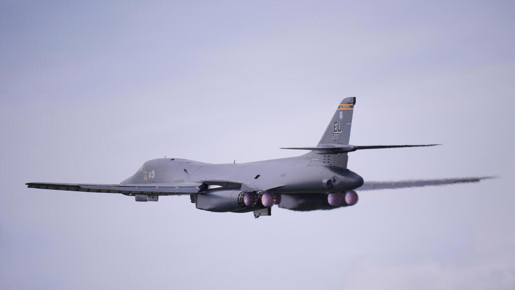 מפציץ אסטרטגי מדגם B-1 לנסר של ארה"ב ממריא מבסיס פיירפורד ב  בריטניה לקראת תקיפה ב איראן