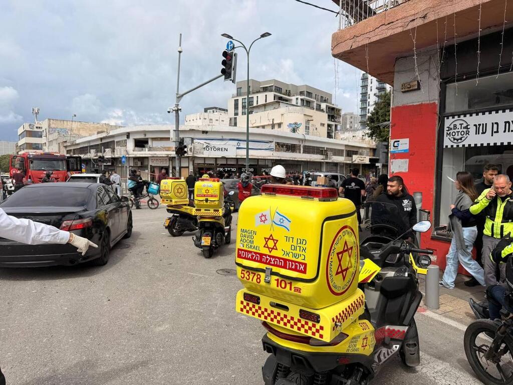 First responders at the impact site of an Iranian cluster munition in Tel Aviv (Photo: Magen David Adom) אחת הזירות בתל אביב