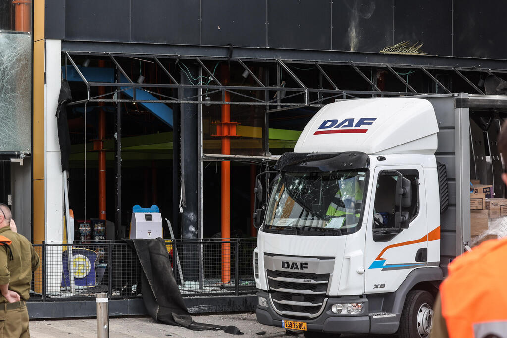 Осколки в Крайот (Видео: Гиль Нахоштан) הזירה בקריות