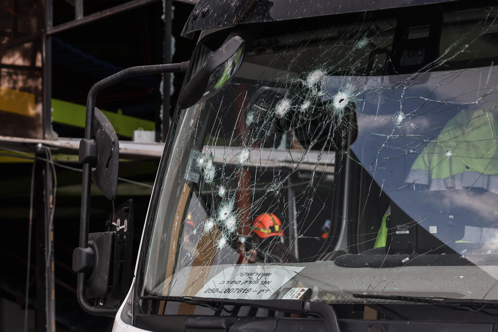 Bus damaged by shrapnel in Haifa Bay area after Iran cluster missile attack (Photo: Gil Nechushtan) הזירה בקריות
